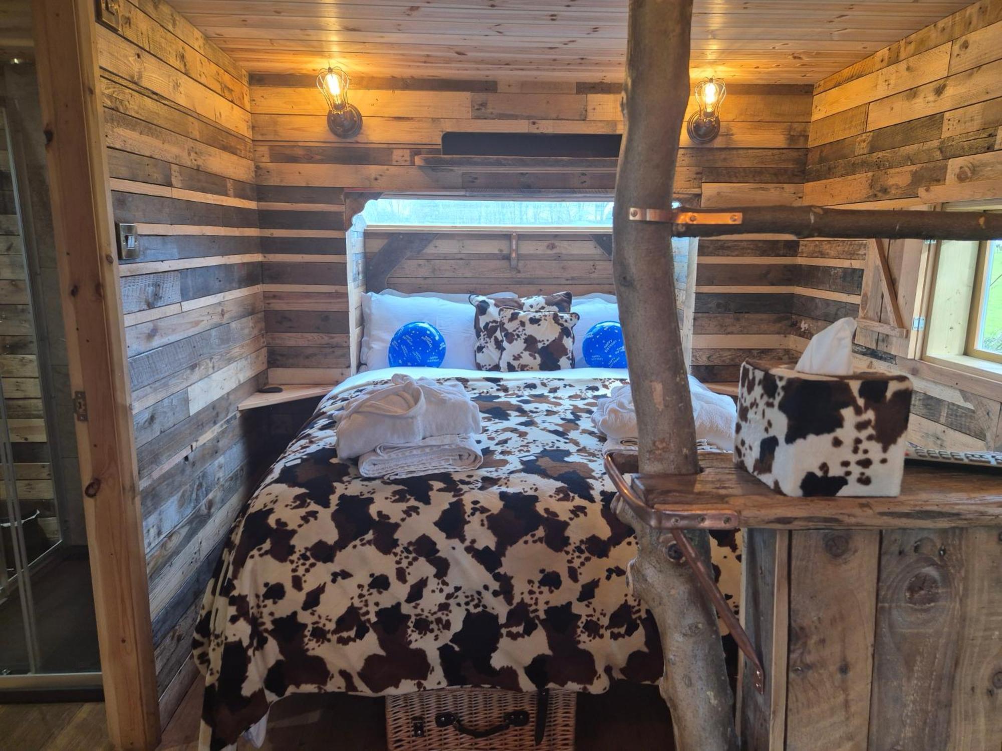 Burtree Country House, Tipi'S, Treehouse & Lodge & House Rooms With Hot Tubs In A Private Garden Thirsk Zewnętrze zdjęcie